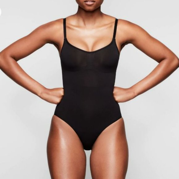 SKIMS SCULPTING BODYSUIT W. SNAPS in ONYX - Picture 2 of 5